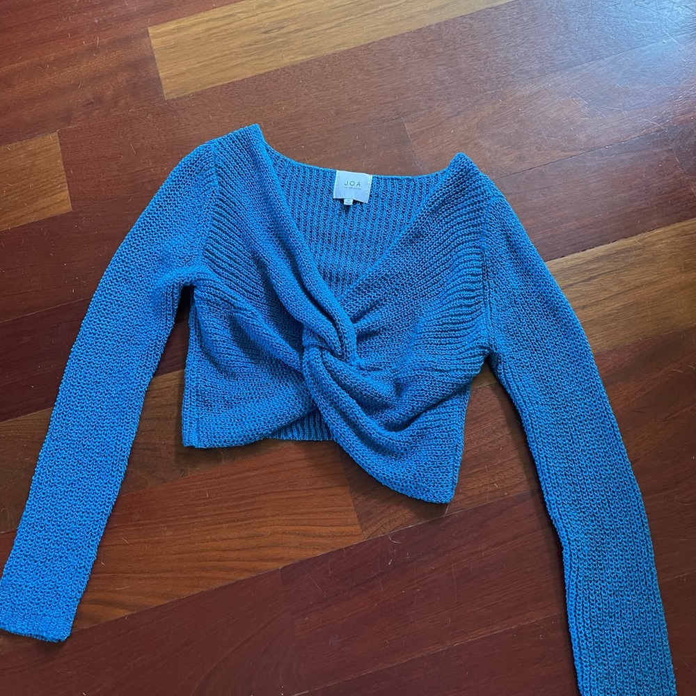 Beautiful blue cropped sweater with knot by JOA